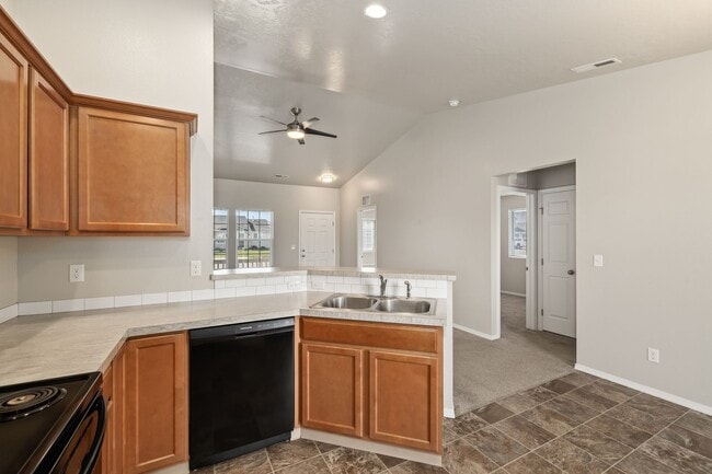 Building Photo - 4 Bedrooms Plus Bonus Room _ Dog Friendly!!
