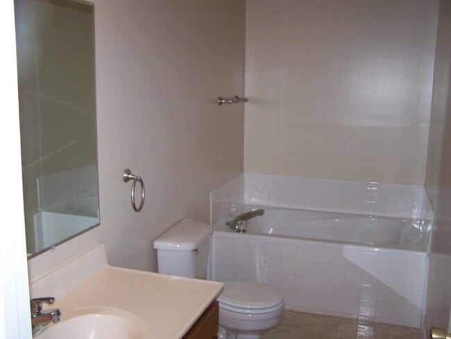 Building Photo - 2 bed, 2 bath, 1 car garage ranch style townhouse in Halls/Fountain City area