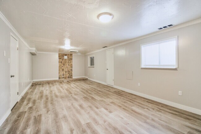 Building Photo - 8487 McKenzie Ln