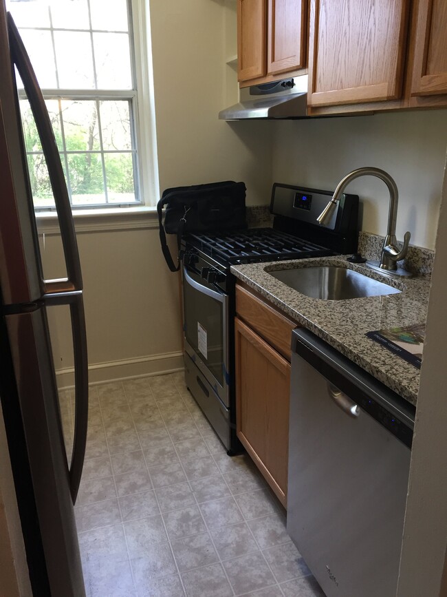 Building Photo - 24 S Old Glebe Road