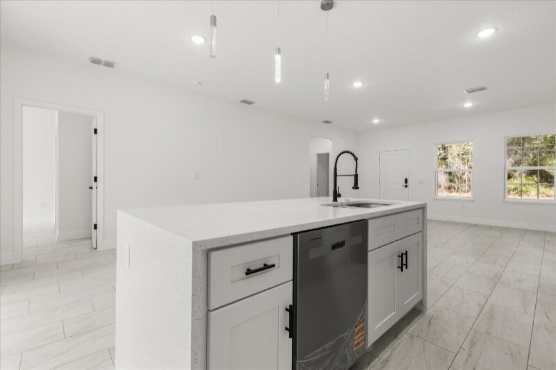 Building Photo - 540 E Elgrove Dr