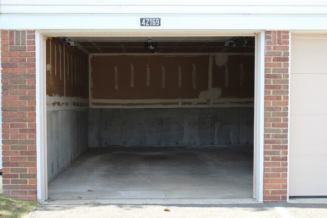 Building Photo - 42169 Gladwin St