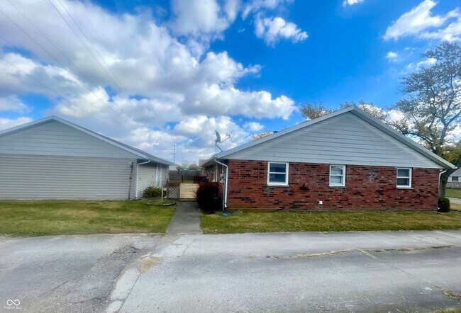 Building Photo - 3110 W Cypress Dr