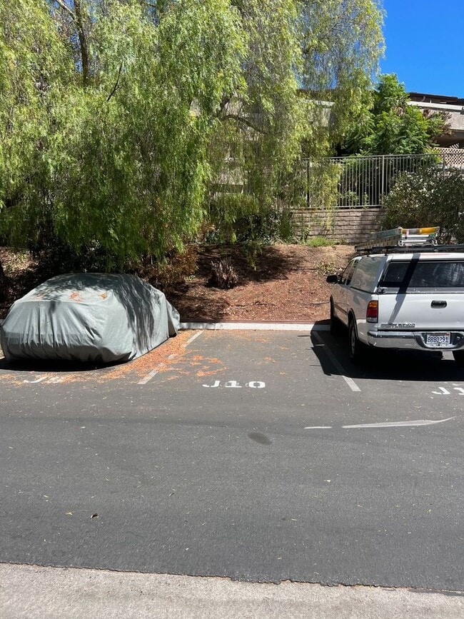 Building Photo - 3 bed, 2 1/2 bath Thousand Oaks Townhome