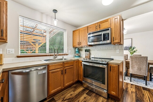 Building Photo - 704 Evergreen Place