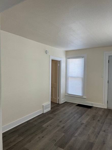 Building Photo - 815 11th St