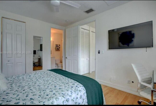 Building Photo - 601 NE 11th Ave