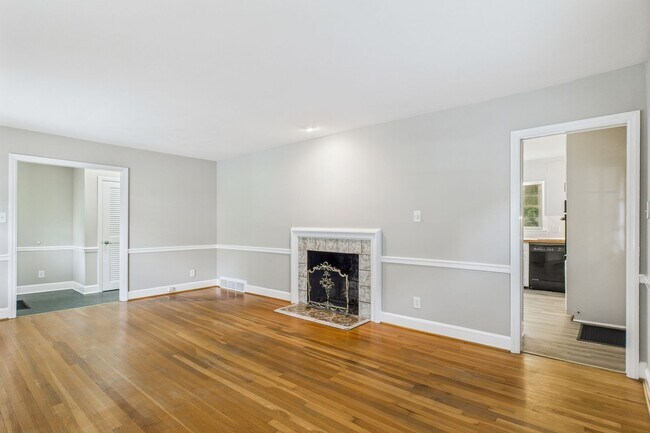 Building Photo - Large Home in Guilford Hills, Hardwood Flo...