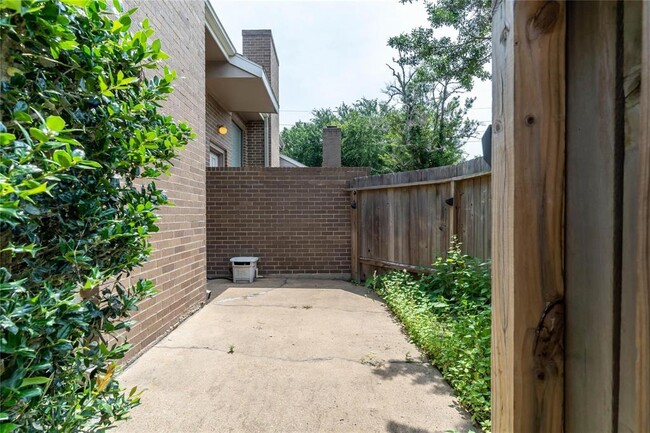 Building Photo - 2833 Panagard Dr