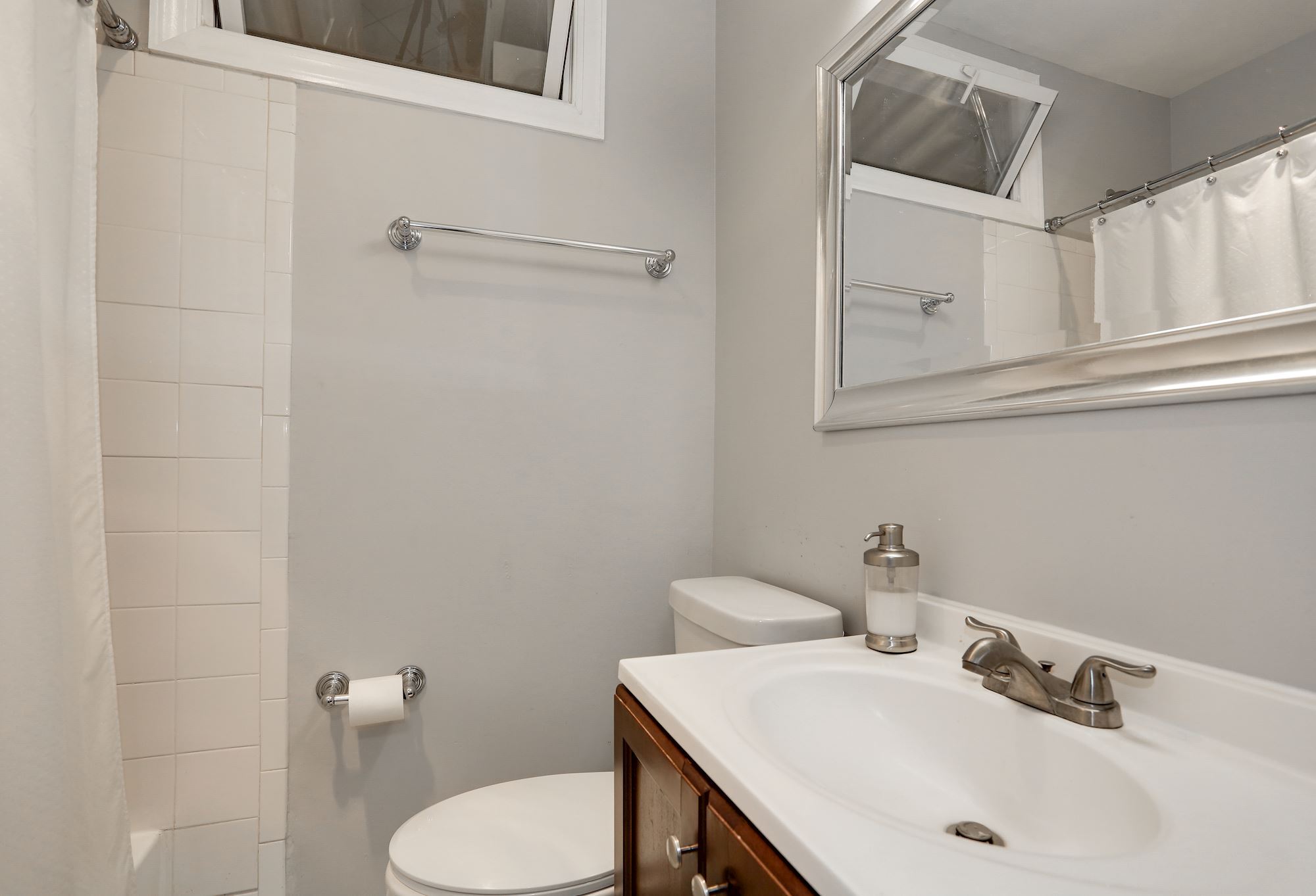 Full bath with tub - 1719 H St NE