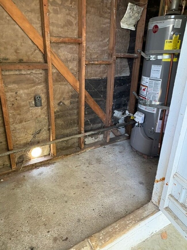 Building Photo - Available 3bd 1 bath