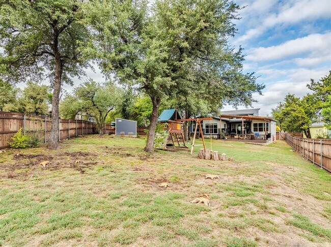 Building Photo - 17215 Oak Cliff Cir