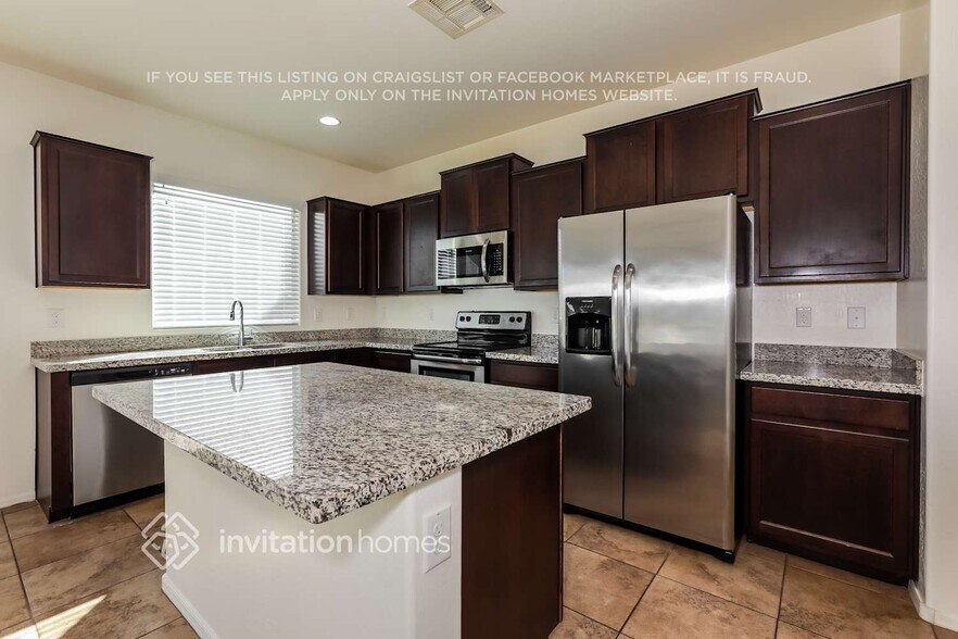 Building Photo - 1323 E Palomino Way