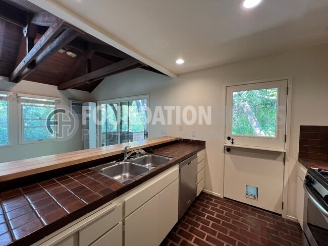 Building Photo - Picturesque 1BR/1BA Ross Cottage!  A/C! Al...