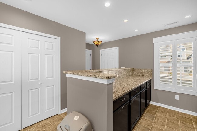 Building Photo - 3 Bedroom, 2 1/2 Bathroom End Unit Townhome in Greensboro