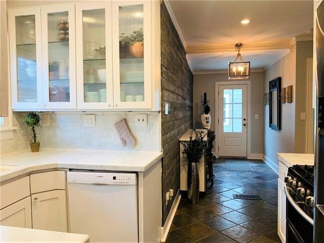 Building Photo - Large bright and clean Brookside home