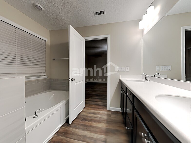 Building Photo - 91 Hemlock Point