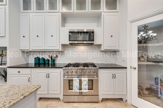Building Photo - Stunning 4-Bedroom Retreat with Designer T...