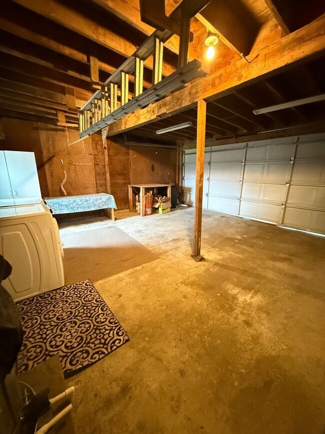 Building Photo - 3bd & 1 1/2ba with 2 Car Garage