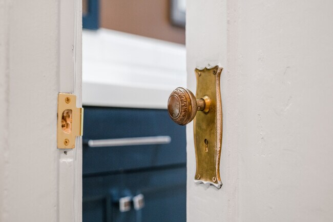 Building Photo - 215 E Mitchell Ave