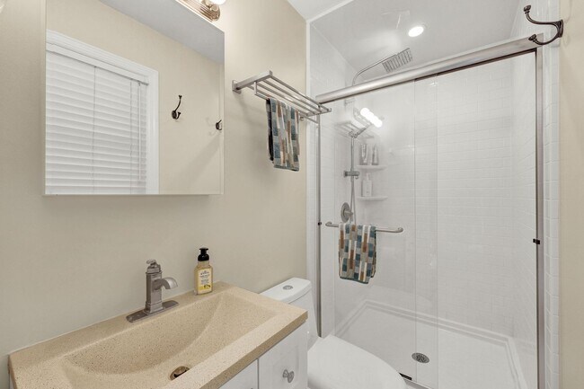 Building Photo - Furnished Off-Season 3bd/2ba Coastal Retreat with Screened Porch & Private Parking