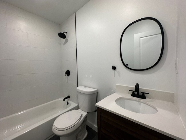 Building Photo - Modern & spacious 2Bedroom 1Bath Apartment