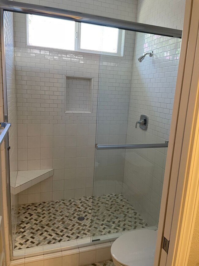 Building Photo - VERY NICELY UPDATED 3 BED, 2 BATHROOM, & 2...