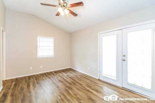 Building Photo - Newly renovated spacious 4 bed/2 bath, wit...