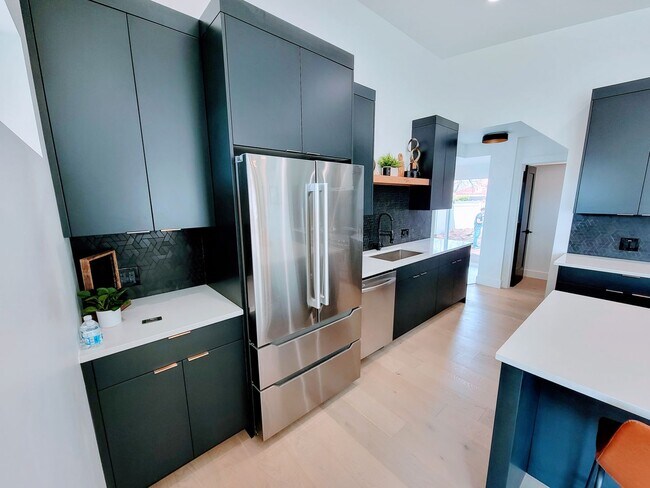 Building Photo - ABSOLUTELY UNBELIEVABLE NEW HIGH END CUSTOM HOME!