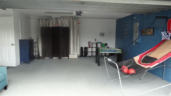 Building Photo - 605 Rochester Loop