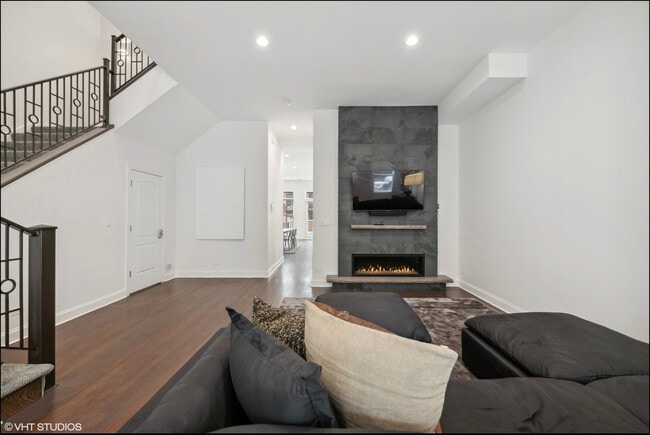 Building Photo - 215 N Green St