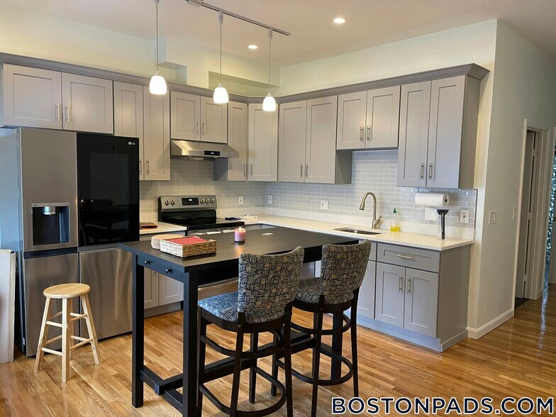 Building Photo - 285 Dorchester St