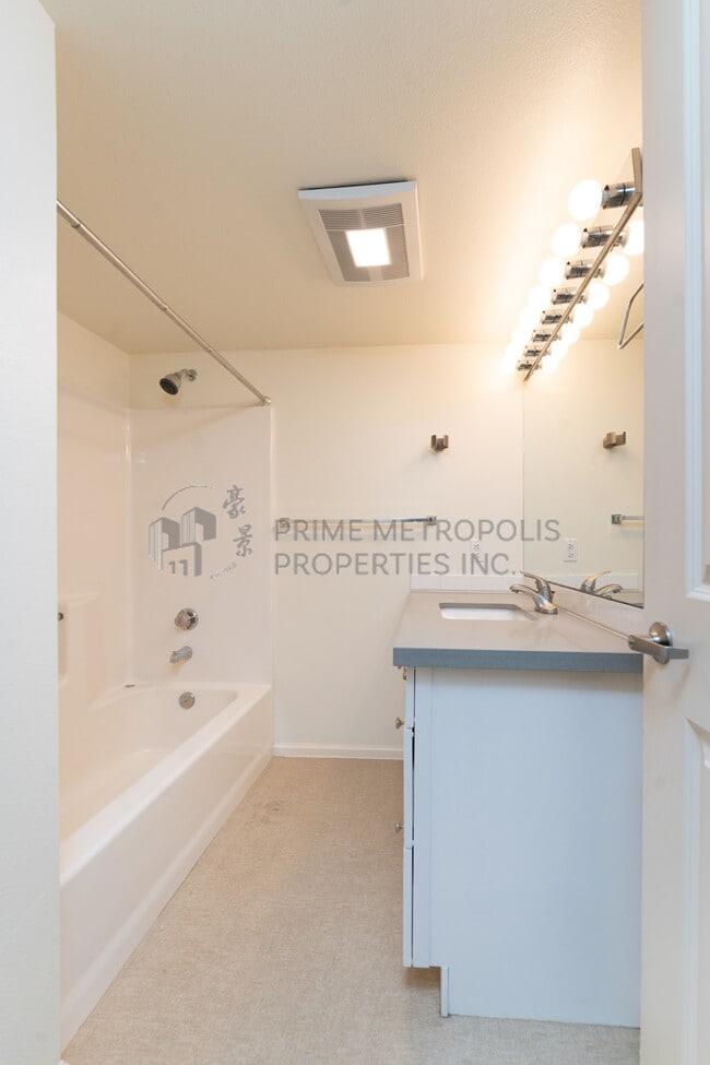 Building Photo - 4343 Roosevelt Way NE