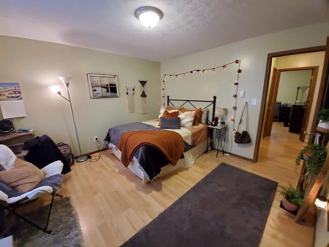 Building Photo - 6268 5th Ave