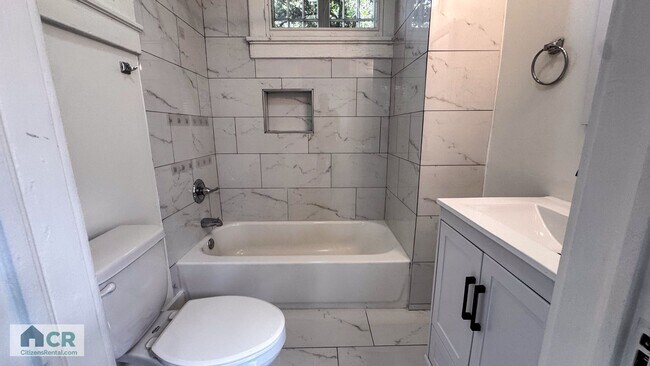 Building Photo - University Area 4bd/2ba With Private Backyard!