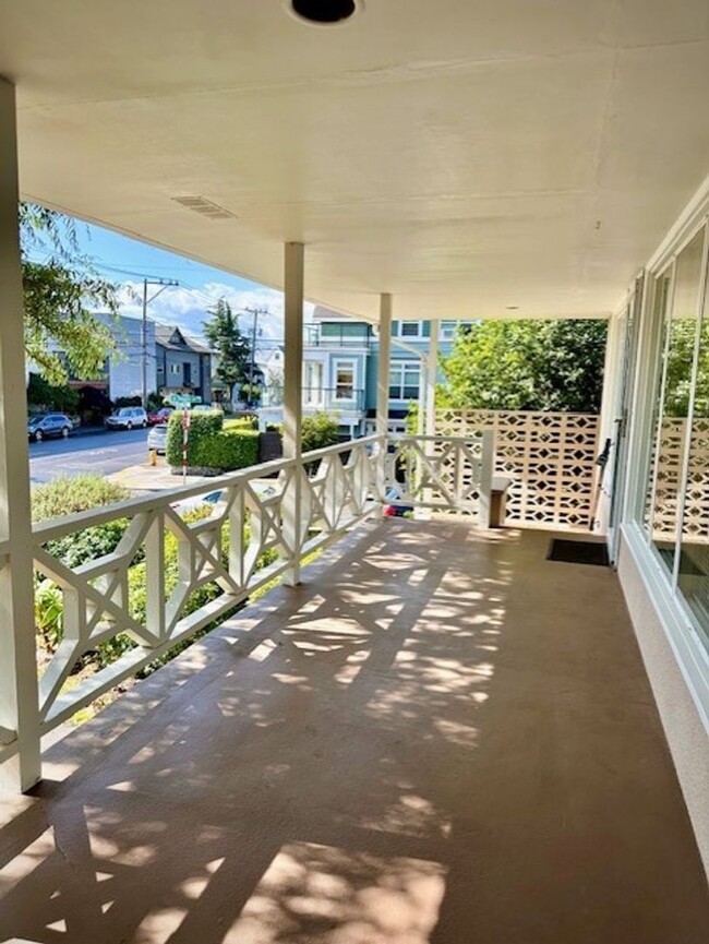 Building Photo - Location, Location - Great West Seattle Lo...