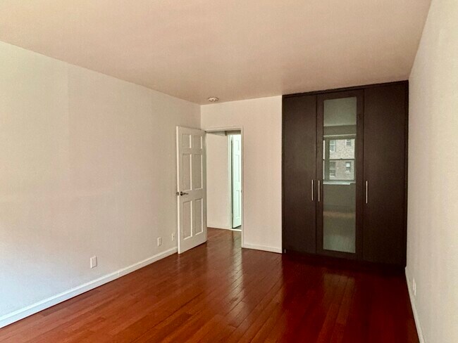 Building Photo - 400 E 54th St