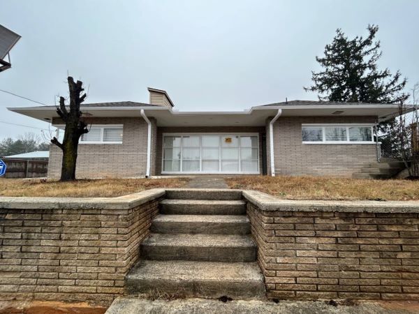 Primary Photo - Lenoir City 3bd/2.5ba brick ranch with lar...