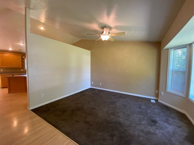 Building Photo - 5 bedroom / 3 bathroom Single Family Home