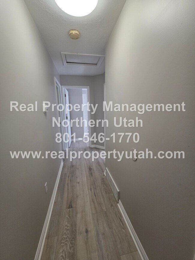 Building Photo - Updated 5 Bed 5 Bath Layton House Available!