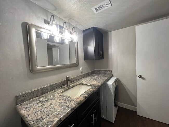Building Photo - Ridglea4004 #203 ***MAINTENANCE-HOA***