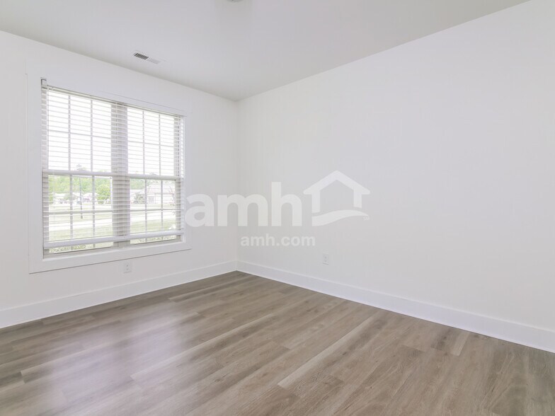 Building Photo - 15 Hanford Dr