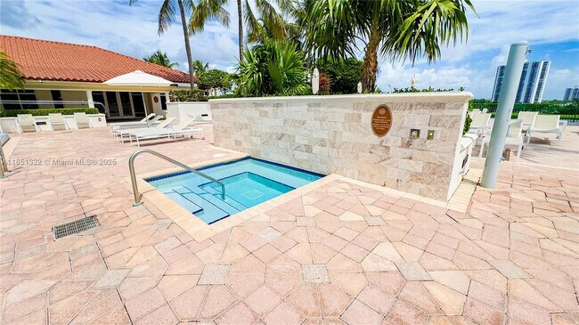 Building Photo - 20000 E Country Club Dr