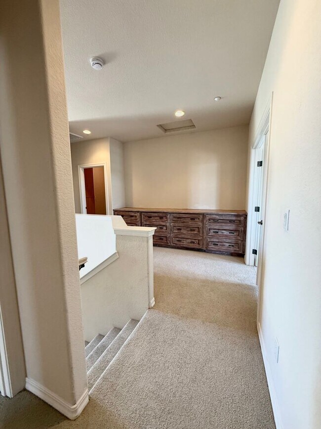 Building Photo - 3 BEDROOM 2 BATH HOME IN TEMPLETON!! MOVE IN READY