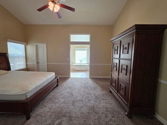 Building Photo - *Wait list full- Currently not accepting applications* 3 Bedroom 2 Bathroom with Pool in NW Visalia!