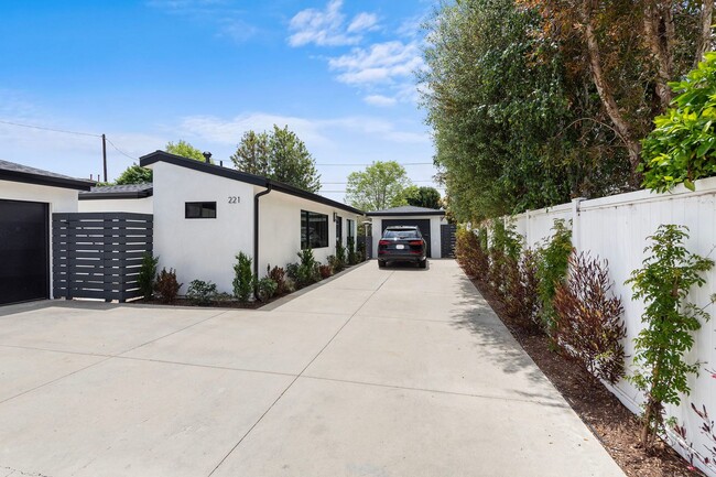 Primary Photo - 219-221 Monte Vista