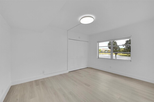 Building Photo - 2801 N Palm Aire Dr