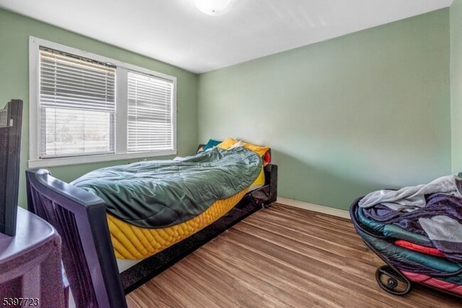 Building Photo - 953 E Front St