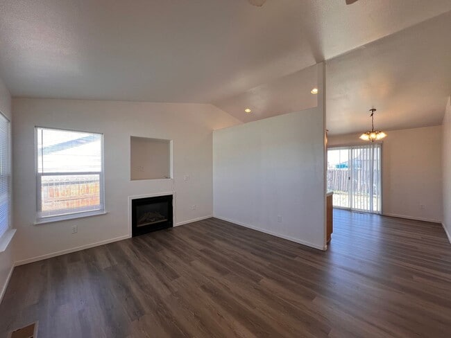 Building Photo - Cute Home in Donner Trail Estates.