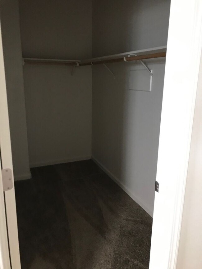 Building Photo - 4 Bedroom Home Close to Gym and Shopping-$...